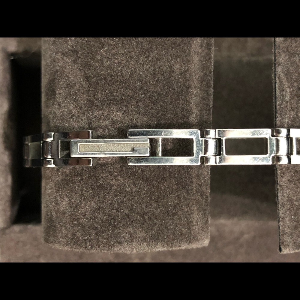 Gucci Diamond & Mother of Pearl Watch 3900 series - Picture 6 of 8